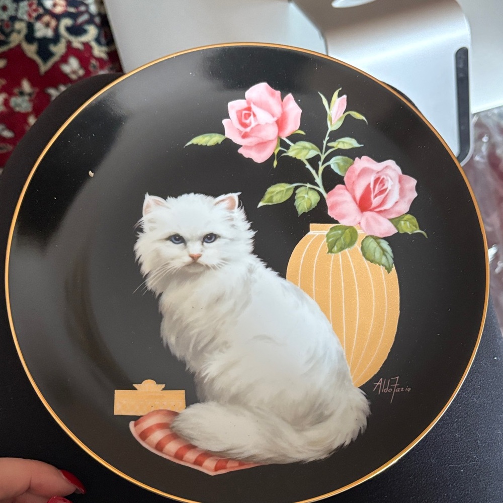 Elegant Black Decorative Plate with White Cat and Pink Roses